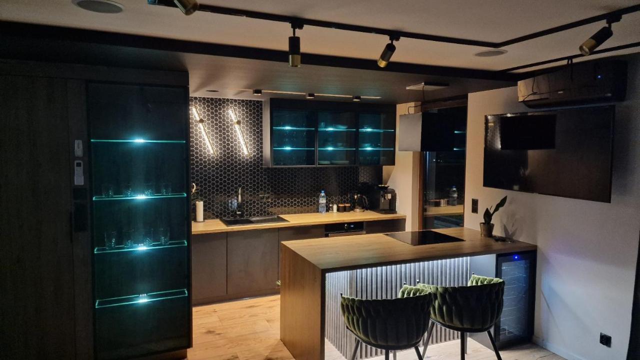 Czarna Perla Z Duzym Tarasem Na Dachu 75m2 , Projektor ,garaz Podziemny