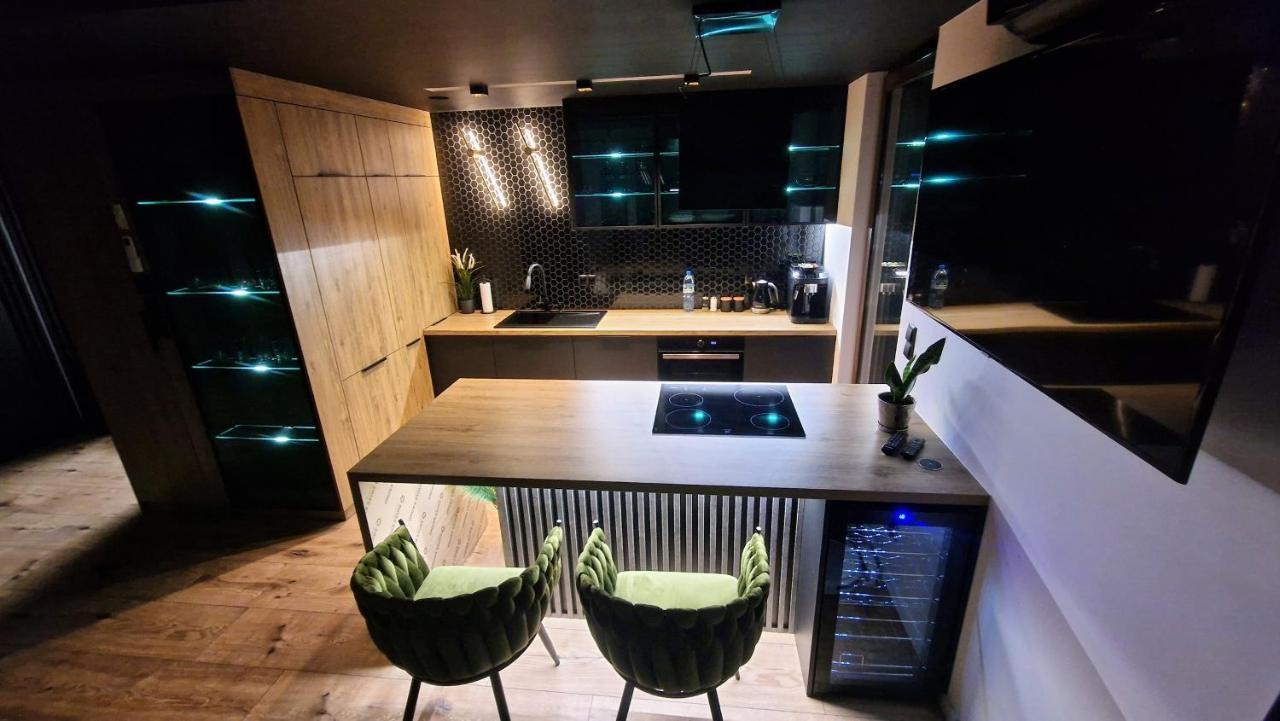 Czarna Perla Z Duzym Tarasem Na Dachu 75m2 , Projektor ,garaz Podziemny Apartment Kielce